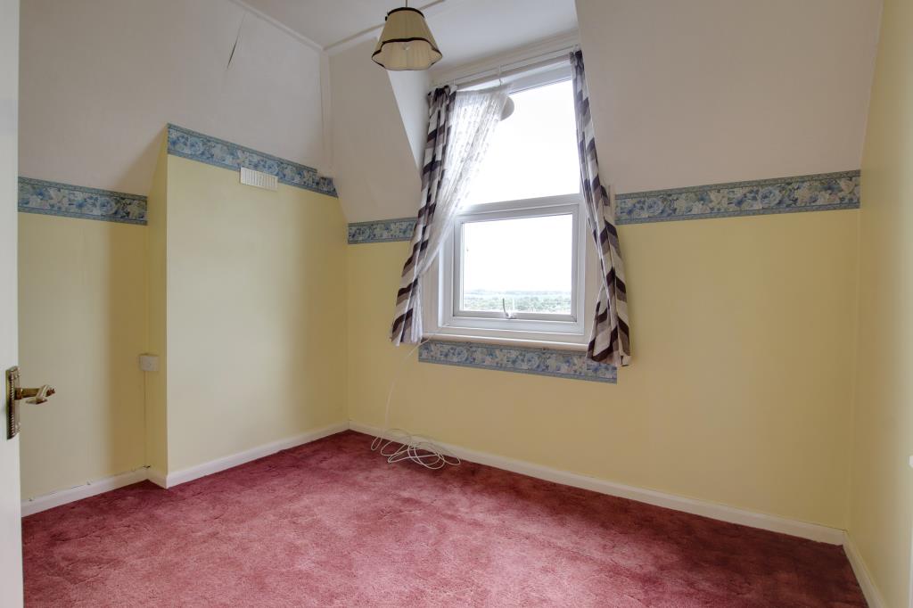 Lot: 52 - TWO-BEDROOM FLAT WITH SHARE OF FREEHOLD -